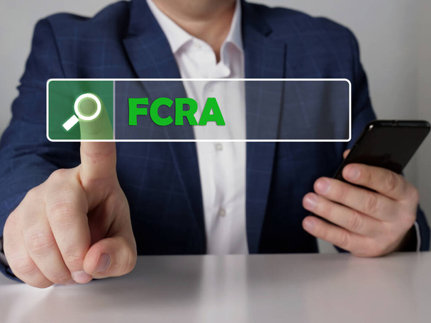 Rechercher Fair Credit Reporting Act bouton FCRA. Gestionnaire utiliser les technologies cellulaires.  - Photo, image