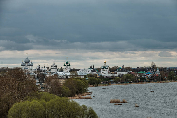 Rostov 'daki Kremlin manzarası Spaso-Yakovlevsky manastırının çan kulesinden - Fotoğraf, Görsel