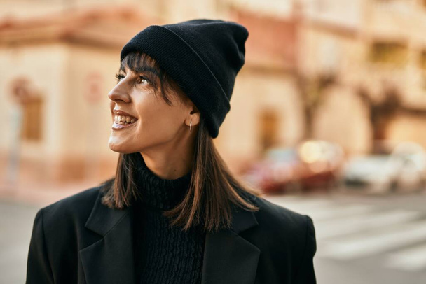 A fiatal spanyol nő boldogan mosolyog a városban.. - Fotó, kép