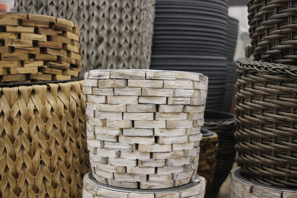 плетеные корзины на деревянной полке - Фото, изображение