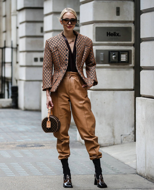 LONDON, Egyesült Királyság - 2019. február 16.: Leonie Hanne az utcán Londonban. - Fotó, kép