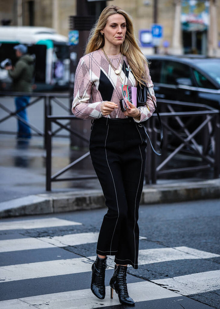 ПАРИЖ, Франция - 5 марта 2019 года: Селби Драммонд на улице в Париже. - Фото, изображение