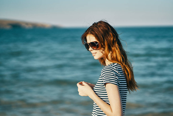 muotokuva nainen matkailu matkustaa meri vuoret taustalla ja lasit kasvot - Valokuva, kuva