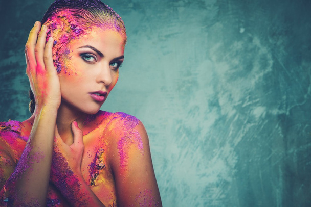 Hermosa mujer joven con el arte corporal colorido conceptual
  - Foto, Imagen