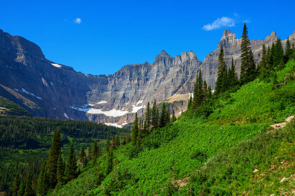 Живописные скалистые вершины Ледникового национального парка, Монтана, США. Красивые природные пейзажи. - Фото, изображение