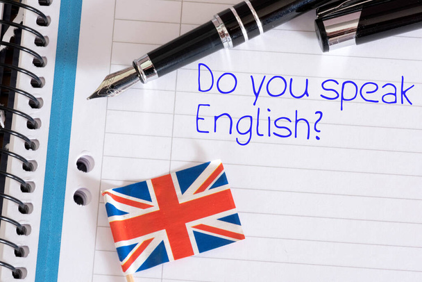 Un cuaderno, bandera de Gran Bretaña y pregunta ¿Hablas inglés? - Foto, imagen