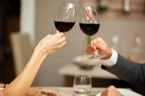Couple toasting wine glasses - Zdjęcie, obraz