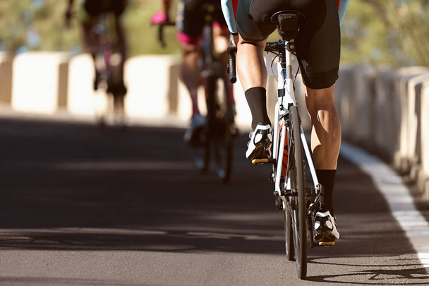 自転車競技、自転車競技、レースに乗るサイクリスト選手、自転車で丘を登る - 写真・画像