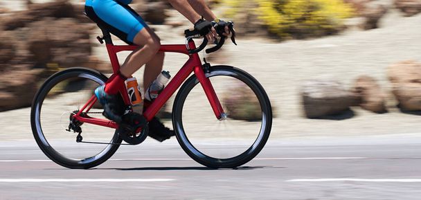 Maantiepyöräilijä mies pyöräily, urheilija rodun sykli. Käytetty panorointitekniikka
 - Valokuva, kuva