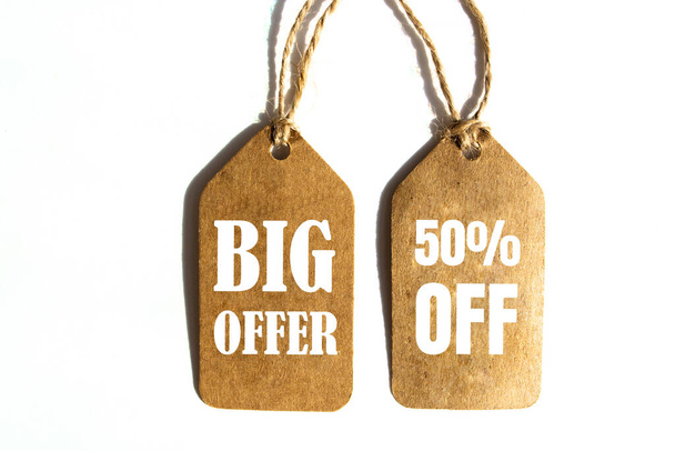 Big Offer 50% скидка ценник с коричневой ниткой на белом фоне - Фото, изображение