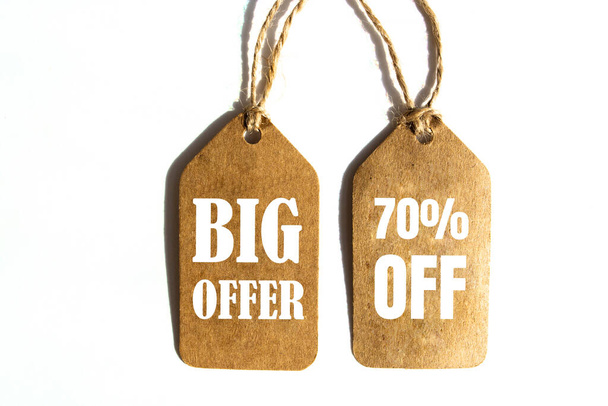 Big Offer 70% скидка на ценник с коричневой ниткой на белом фоне - Фото, изображение