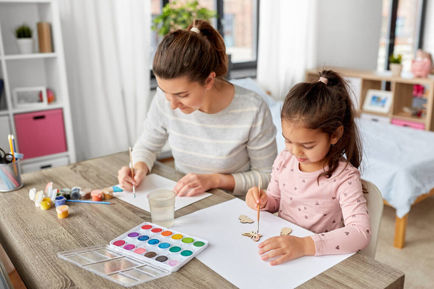 mother with little daughter drawing at home - Foto, Imagen