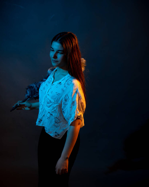 Girl in a shirt with pipidustre illuminated by complementary light - Foto, Imagen