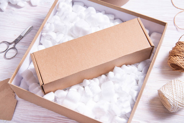 Lot of loose white Filler Shipping Packing Peanuts in cardboard  - 写真・画像