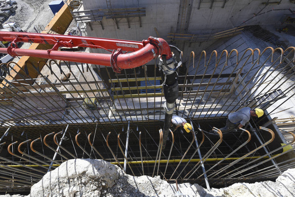 Beton pompa, sıvı betonu pompalamak için bir makine - Fotoğraf, Görsel
