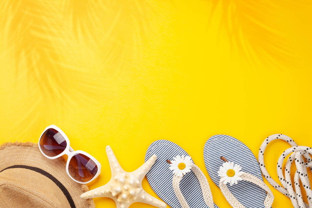 Yaz tatili eşyaları ve aksesuarları. Parmak arası terlik, güneş gözlüğü ve sarı arka planda güneş şapkası. Üst görünüm düzlüğü kopyalama alanı ile yatıyordu - Fotoğraf, Görsel