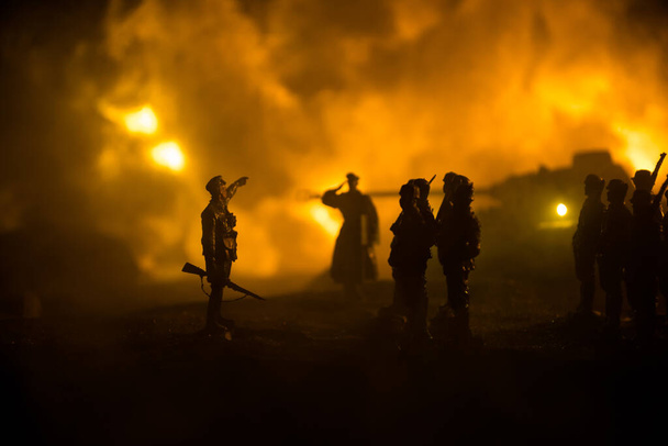 戦争の概念。戦場の霧の空を背景にした軍のシルエット、曇ったスカイラインの下の世界大戦兵士シルエット夜。階級はドイツ兵。選択的焦点 - 写真・画像