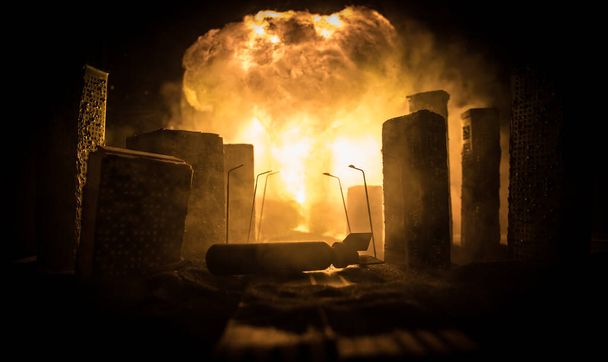 Ydinsodan maailmanlopun käsite. Ydinpommin räjähdys kaupungissa. Ydinsodan tuhoama kaupunki. Luova taideteos koristelu pimeässä. Valikoiva painopiste - Valokuva, kuva