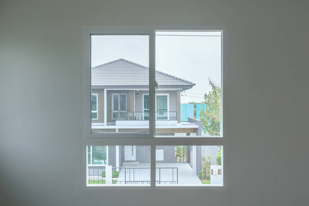 Interior de la casa de marco de ventana de vidrio en pared blanca - Foto, Imagen