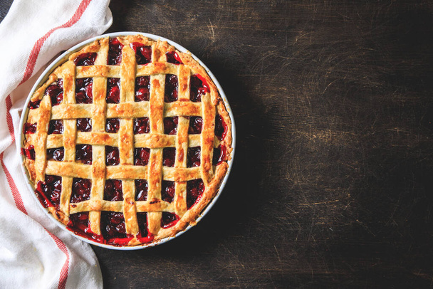 Tasty homemade American cherry pie. Delicious Homemade Cherry Pie with a Flaky Crust - Fotografie, Obrázek