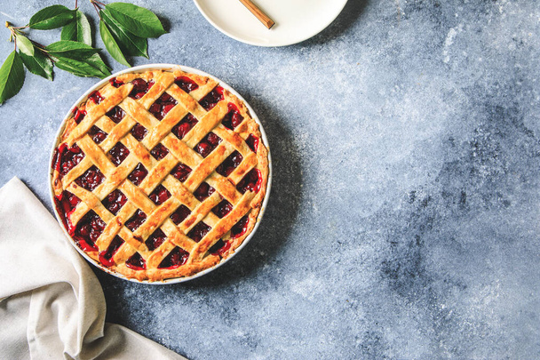 Вкусный домашний американский вишневый пирог. Delicious Homemade Cherry Pie with a Flaky Corust - Фото, изображение