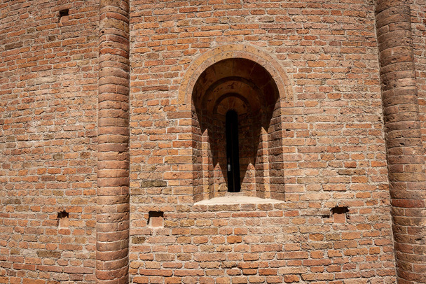 Mantua, γκρο πλαν της μεσαιωνικής εκκλησίας που ονομάζεται Rotonda di San Lorenzo σε ρωμανικό στυλ (1083-XI αιώνα), με μια πλίνθινη πρόσοψη και ένα παράθυρο, Piazza delle Erbe, Λομβαρδία, Ιταλία, νότια Ευρώπη. - Φωτογραφία, εικόνα