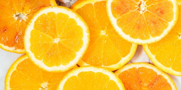 カラフルなオレンジ柑橘類のスライスフルーツテクスチャの背景に白い大理石のテーブル - 写真・画像