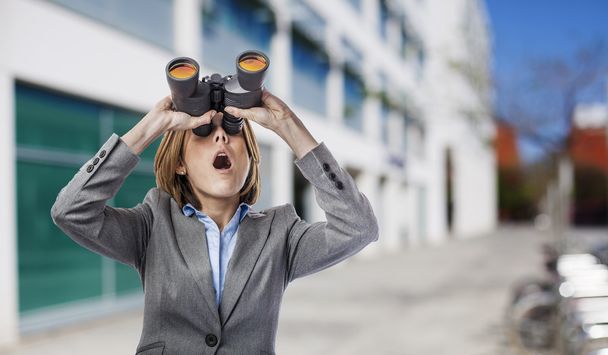 Podnikatelka se dívá dalekohledem - Fotografie, Obrázek