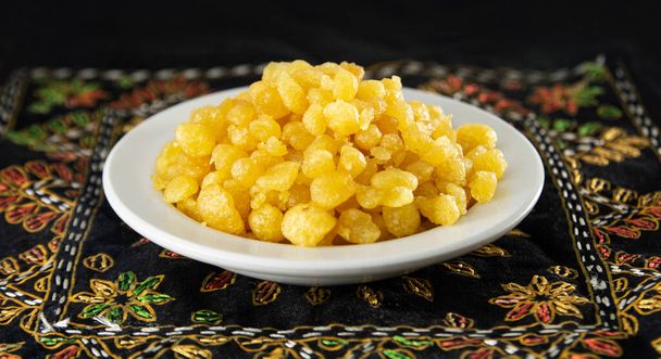 tradiční bengálské drobné sladkosti jemnozrnné sladkosti zvané Mihidana nebo boondi, umístěné na ručně vyráběné látce. - Fotografie, Obrázek