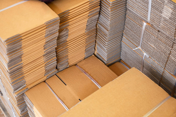 Pila de cajas de cartón plegadas marrones atadas para el embalaje - Foto, imagen