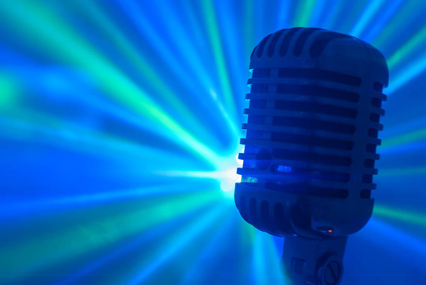 Microfone vintage com luzes de palco disco. Performance ao vivo ou conceito de karaoke. - Foto, Imagem