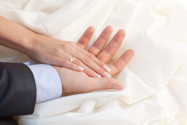 Fechar-se de duas mãos de adultos jovens caucasianos com anéis de casamento
 - Foto, Imagem