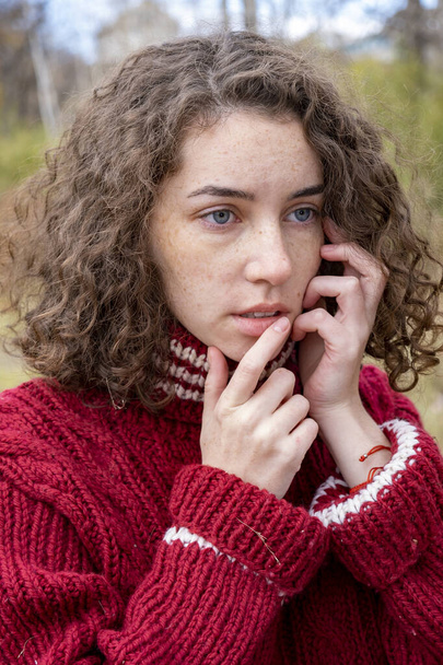 Girl in a knitted men's sweater against the background of an autumn forest - Photo, Image