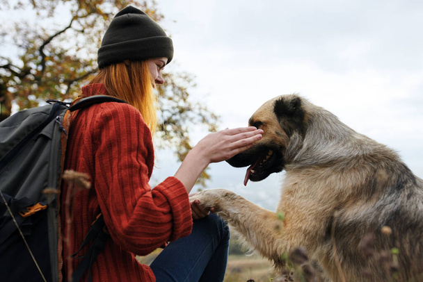 nainen turisti koiran vieressä luonto matkustaa maisema - Valokuva, kuva