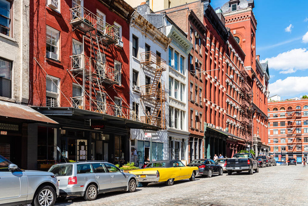 Escena callejera en Tribeca con el clásico Cadillac Eldorado amarillo, Nueva York - Foto, imagen