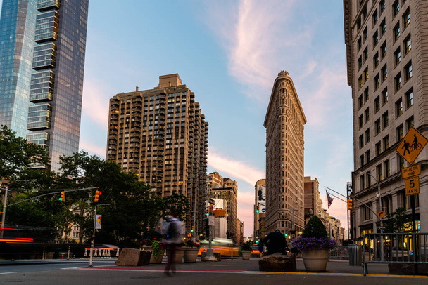 Вид на Мэдисон-сквер и здание Флатирон на закате в Нью-Йорке - Фото, изображение
