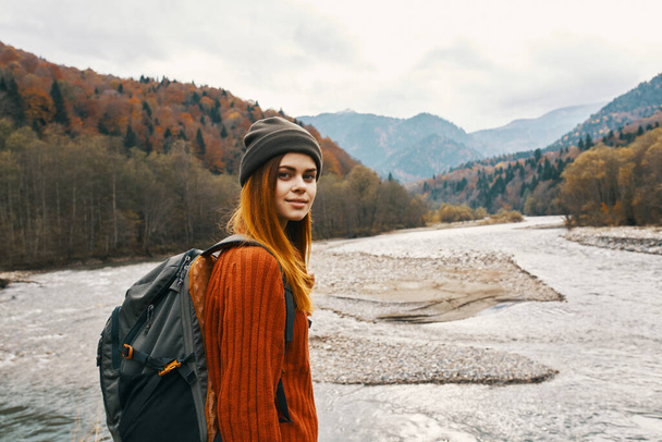 портрет женщины-путешественницы в горах на открытом воздухе рядом с речным ландшафтом обрезанный вид - Фото, изображение