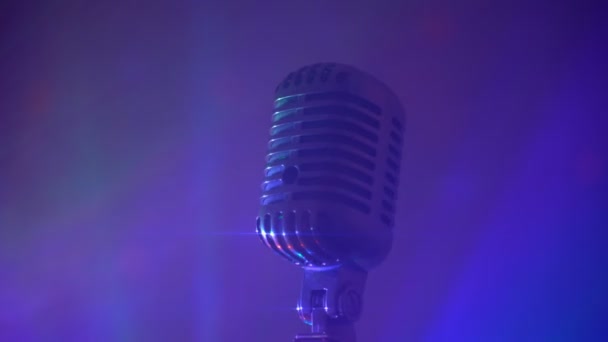 Vintage microfoon met podiumdiscolampen. Live optreden of karaoke concept. - Video