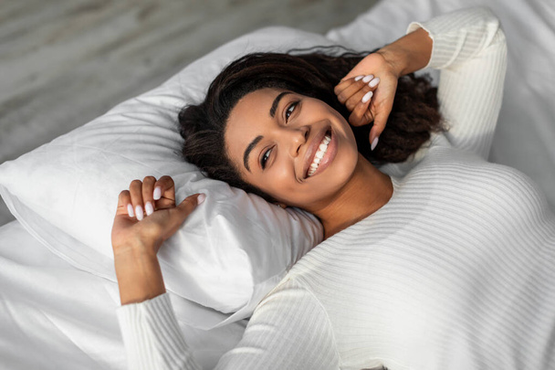 Szczęśliwa młoda Afroamerykanka pozowała po przebudzeniu - Zdjęcie, obraz