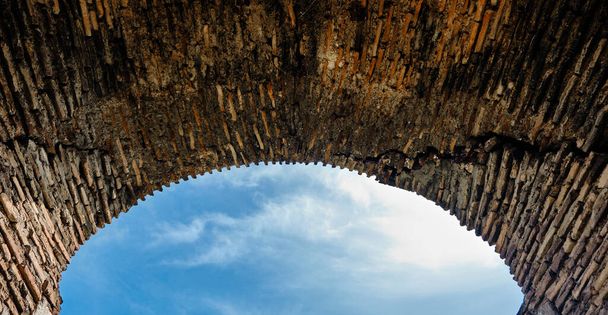 イズニク・ブルサの青い空の背景を持つ赤レンガの壁で作られた建築アーチ. - 写真・画像