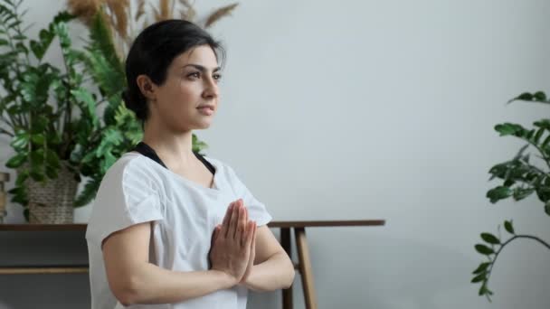 Seitenansicht Jung Athletisch Indisch Asiatisch Brünette Frau Yoga-Übung, Wegschauen und Atmen ist in einem hellen Raum Zu Hause - Filmmaterial, Video