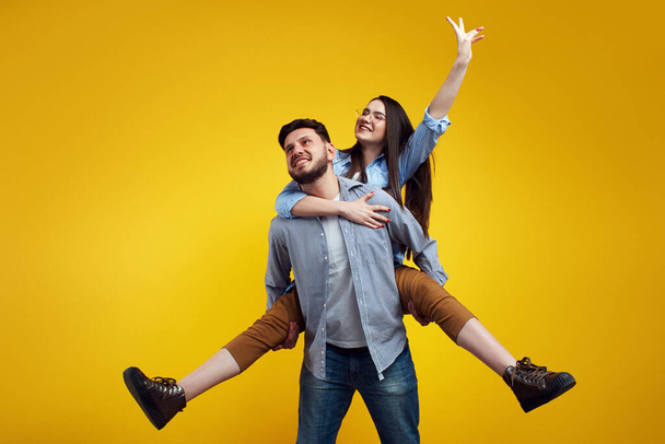 casal feliz se divertir juntos, homem dá passeio de piggyback para feminino - Foto, Imagem