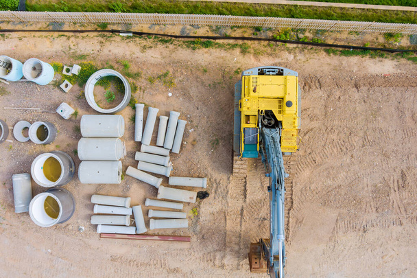 Letecký pohled nové obytné budovy pro stavební práce v pokládání podzemních trubek v základech - Fotografie, Obrázek