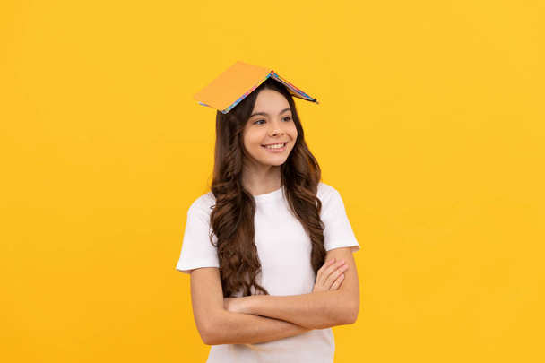 усміхнена шкільна дівчина-підліток готова навчатися з планувальником на голові, освіта
. - Фото, зображення