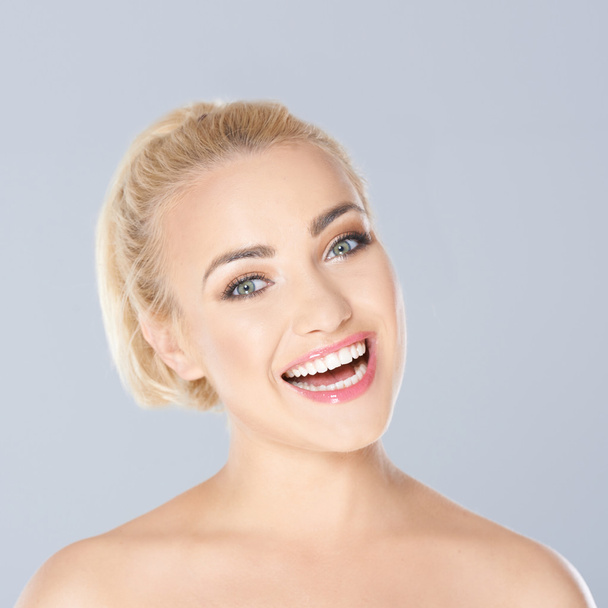 Щаслива блондинка з блимаючою зубною посмішкою
 - Фото, зображення