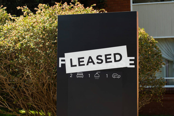 Para letrero de arrendamiento y arrendamiento en un .display negro fuera de un edificio resedencial - Foto, Imagen