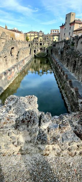 Дворец Сассуоло, Модена, часть внутреннего озера. Высокое качество фото - Фото, изображение
