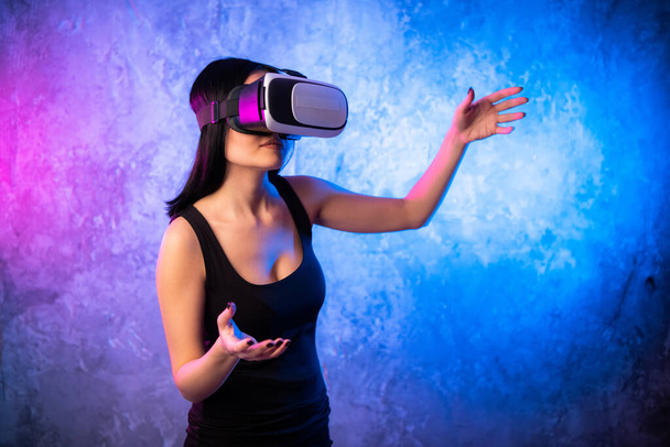 Fiatal tini játékos visel VR szemüveg álló és játszik virtuális valóság játék - Fotó, kép