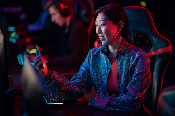 Красива стример-дівчина транслюється на джойстику з турніру з кіберспорту серед гравців
 - Фото, зображення