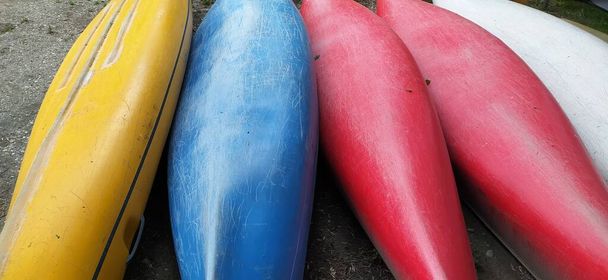 Пластикові каное поспіль без весла як концепція літнього табору
 - Фото, зображення